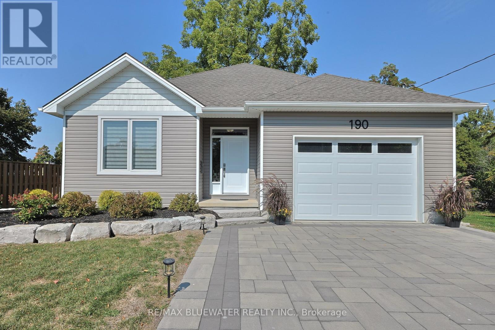 190 Broad Street, North Middlesex, Ontario  N0M 2K0 - Photo 1 - X12425572