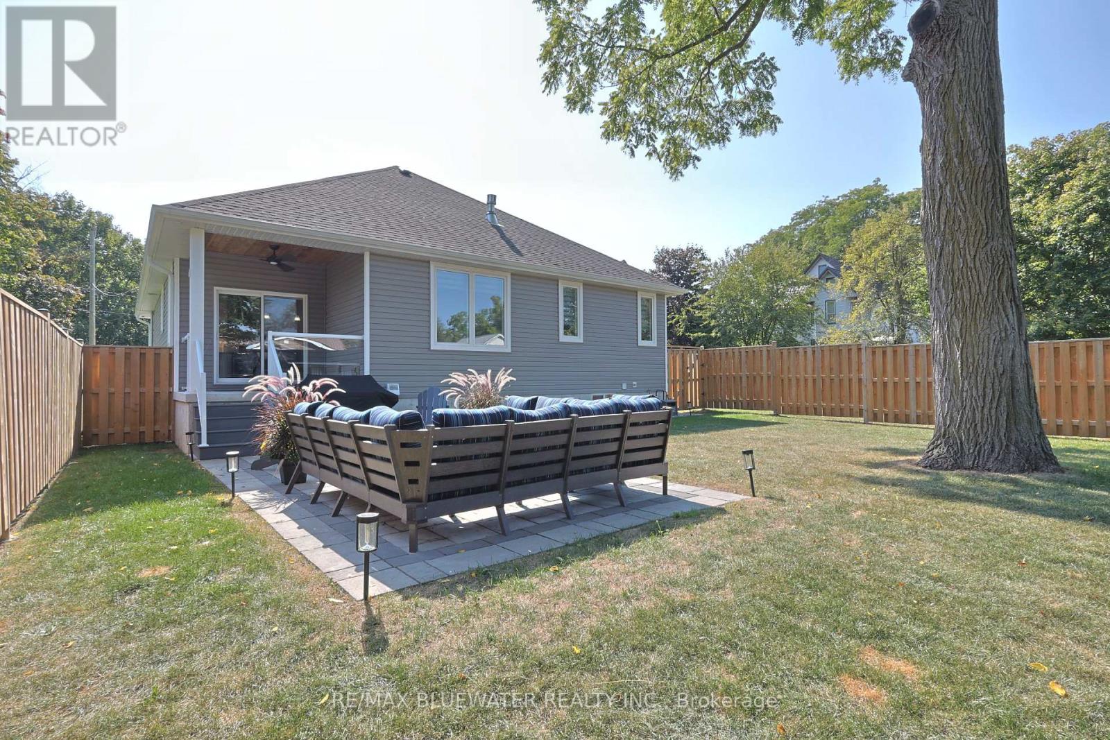 190 Broad Street, North Middlesex, Ontario  N0M 2K0 - Photo 2 - X12425572