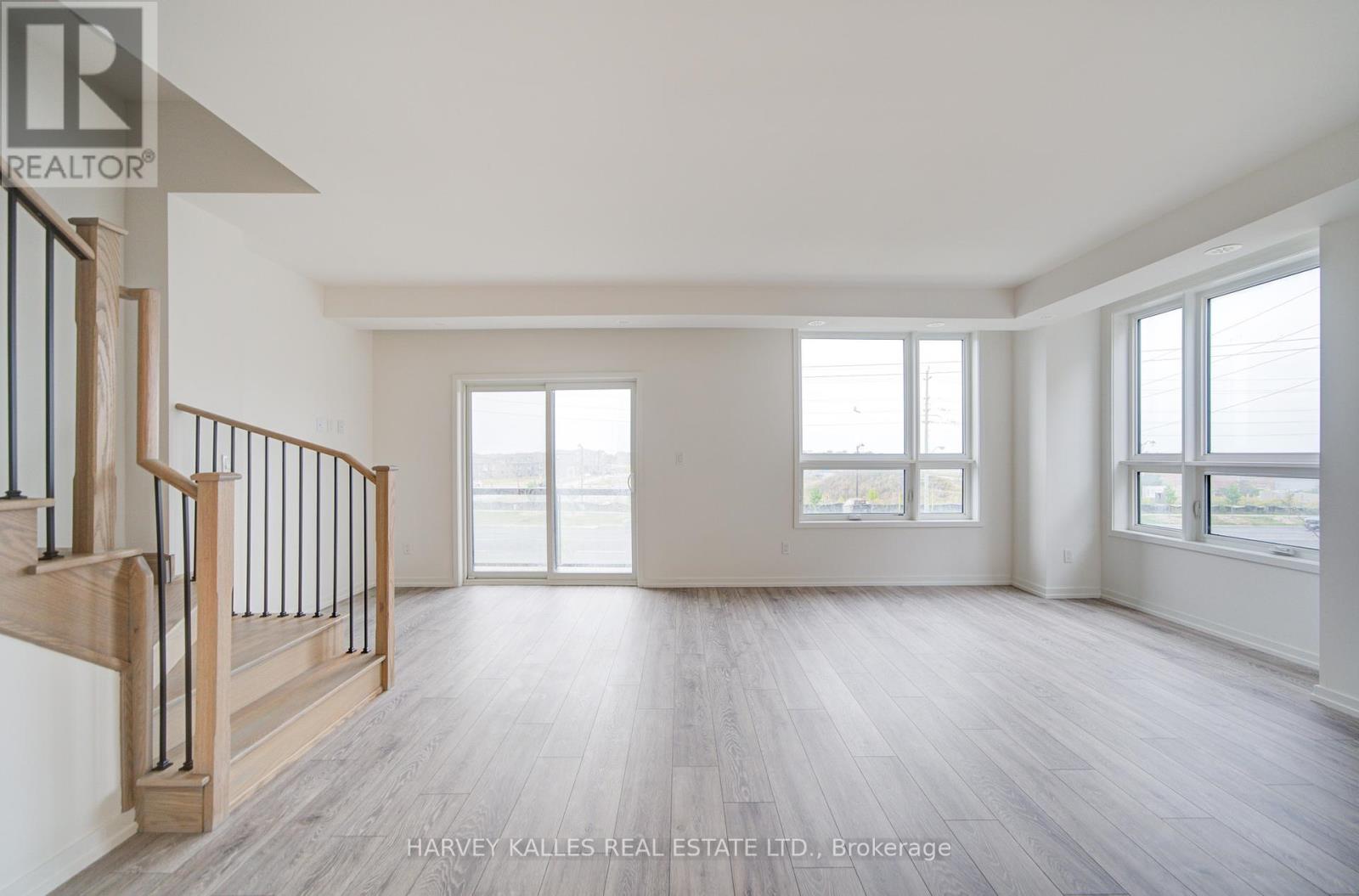 Unit 12 - 12-14 Lytham Green Circle, Newmarket, Ontario  L3Y 0H3 - Photo 13 - N12424966