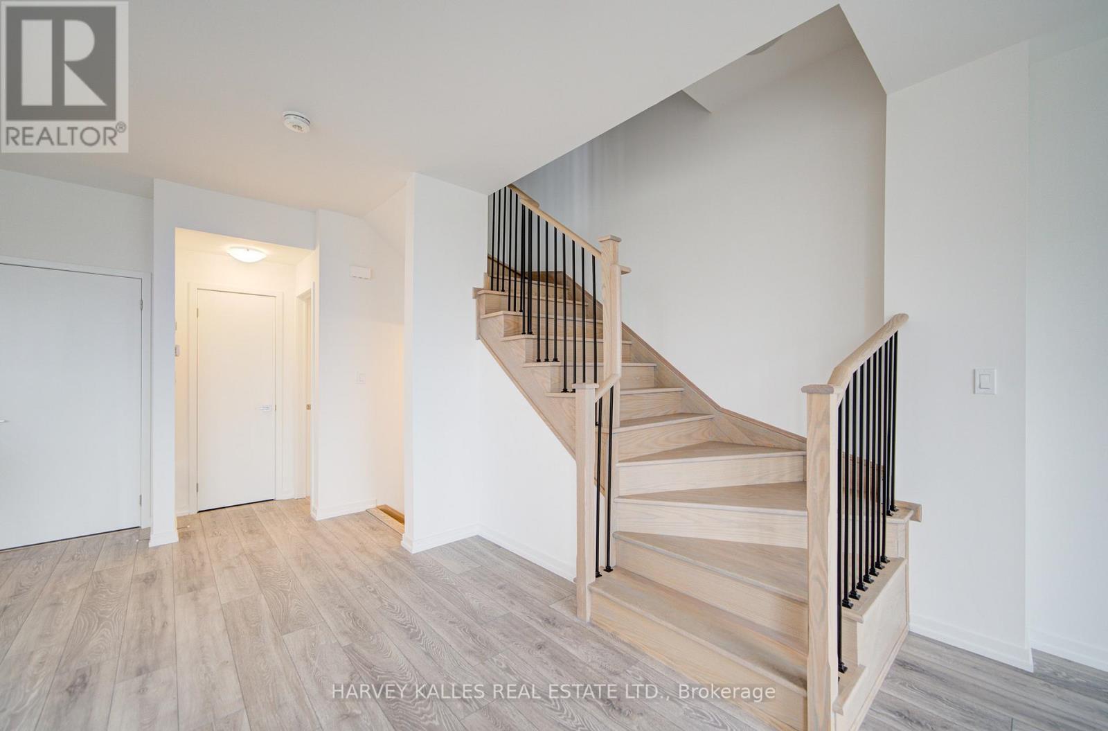 Unit 12 - 12-14 Lytham Green Circle, Newmarket, Ontario  L3Y 0H3 - Photo 18 - N12424966