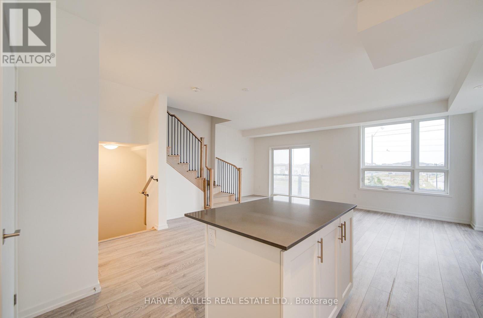 Unit 12 - 12-14 Lytham Green Circle, Newmarket, Ontario  L3Y 0H3 - Photo 12 - N12424966