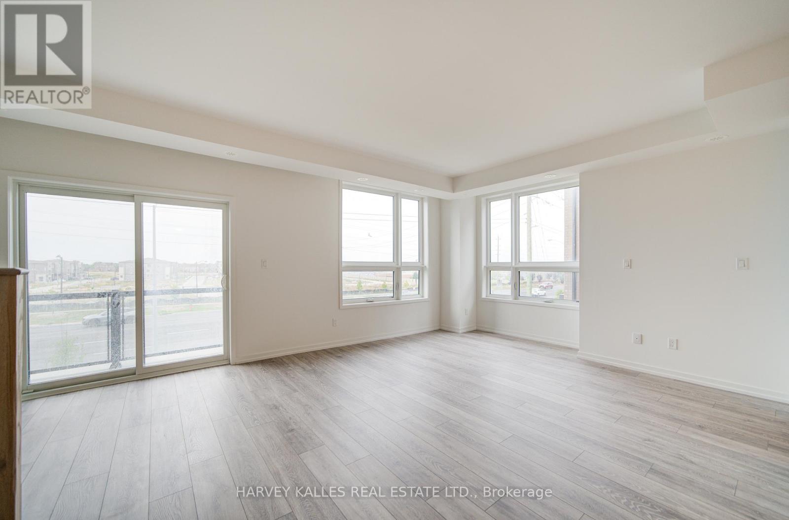 Unit 12 - 12-14 Lytham Green Circle, Newmarket, Ontario  L3Y 0H3 - Photo 14 - N12424966