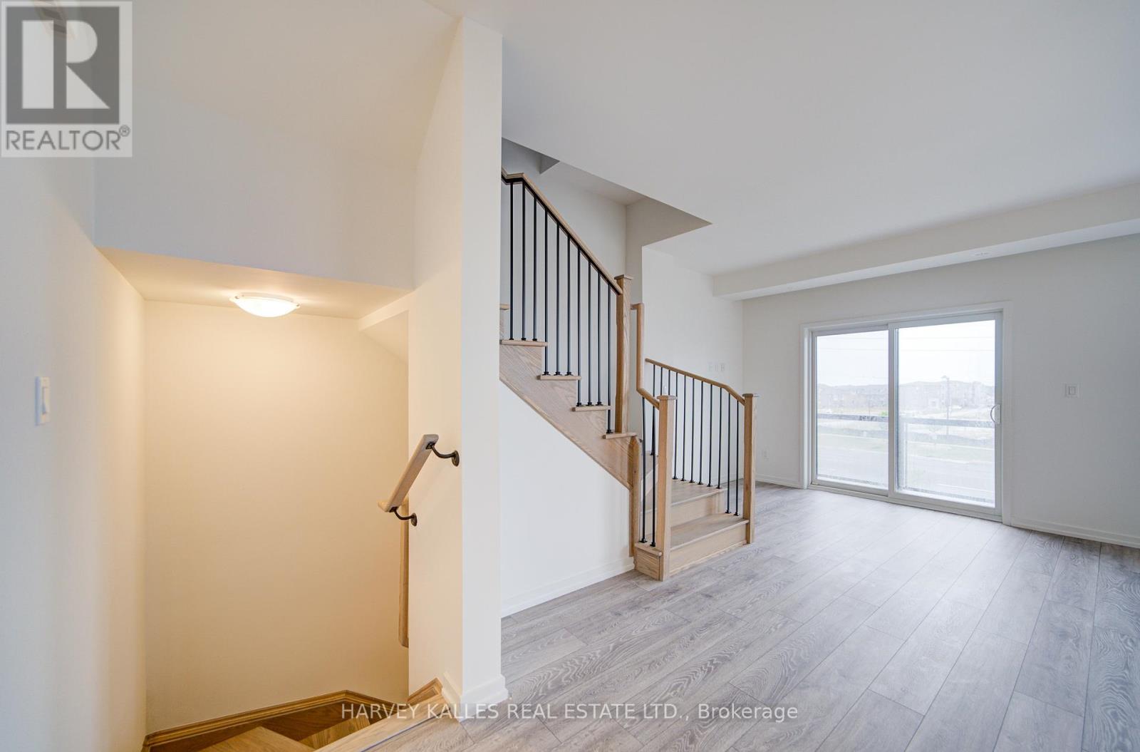 Unit 12 - 12-14 Lytham Green Circle, Newmarket, Ontario  L3Y 0H3 - Photo 6 - N12424966