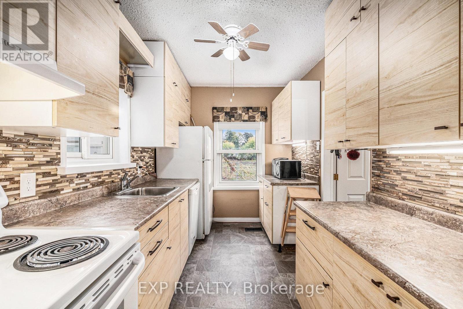 115 Nelson Street E, Carleton Place, Ontario  K7C 1A3 - Photo 3 - X12425595