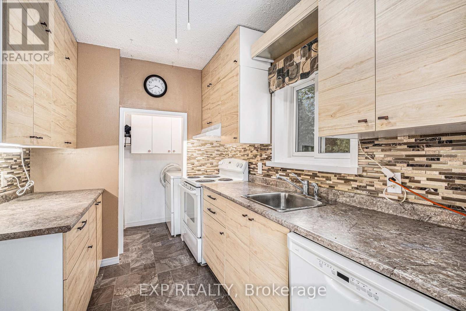 115 Nelson Street E, Carleton Place, Ontario  K7C 1A3 - Photo 4 - X12425595