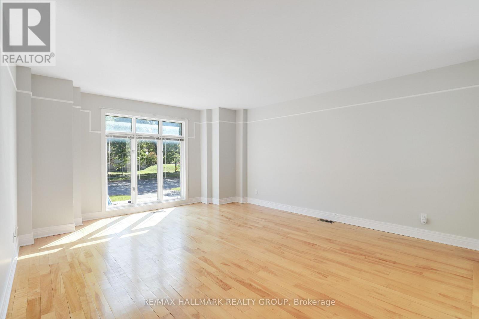 303 Sherwood Drive, Ottawa, Ontario  K1Y 3W7 - Photo 4 - X12425602
