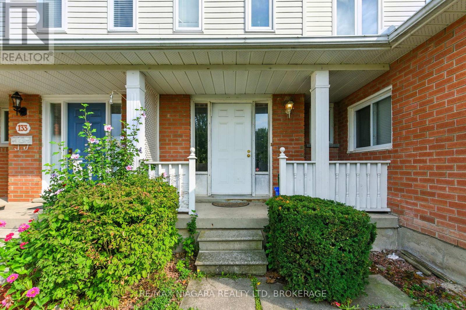 127 Devine Crescent, Thorold (Confederation Heights), Ontario  L2V 5A5 - Photo 4 - X12425561