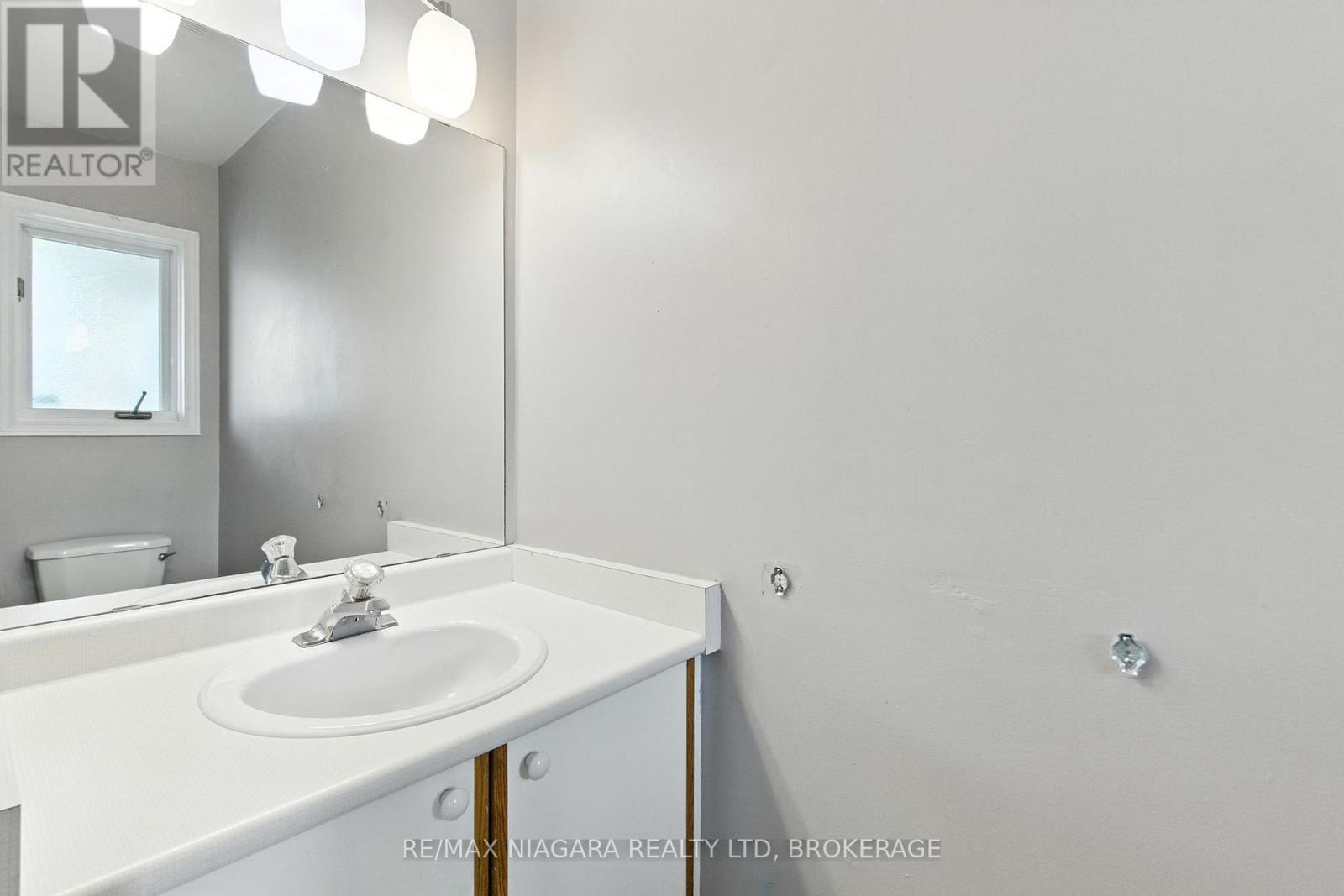 127 Devine Crescent, Thorold (Confederation Heights), Ontario  L2V 5A5 - Photo 8 - X12425561