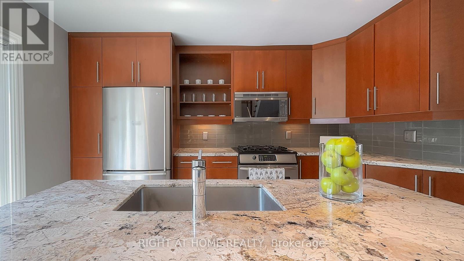 50 Tamarack Circle, Toronto, Ontario  M9P 3T9 - Photo 4 - W12403086