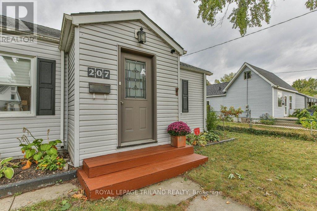 207 East Street, London East, Ontario  N5Z 2S1 - Photo 3 - X12425785