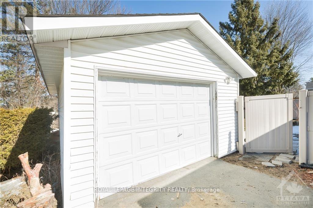 B - 1105 Falaise Road, Ottawa, Ontario  K2E 6R1 - Photo 3 - X12425772