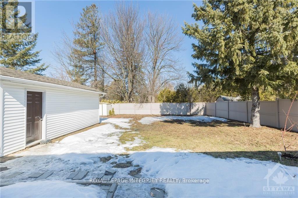 B - 1105 Falaise Road, Ottawa, Ontario  K2E 6R1 - Photo 4 - X12425772