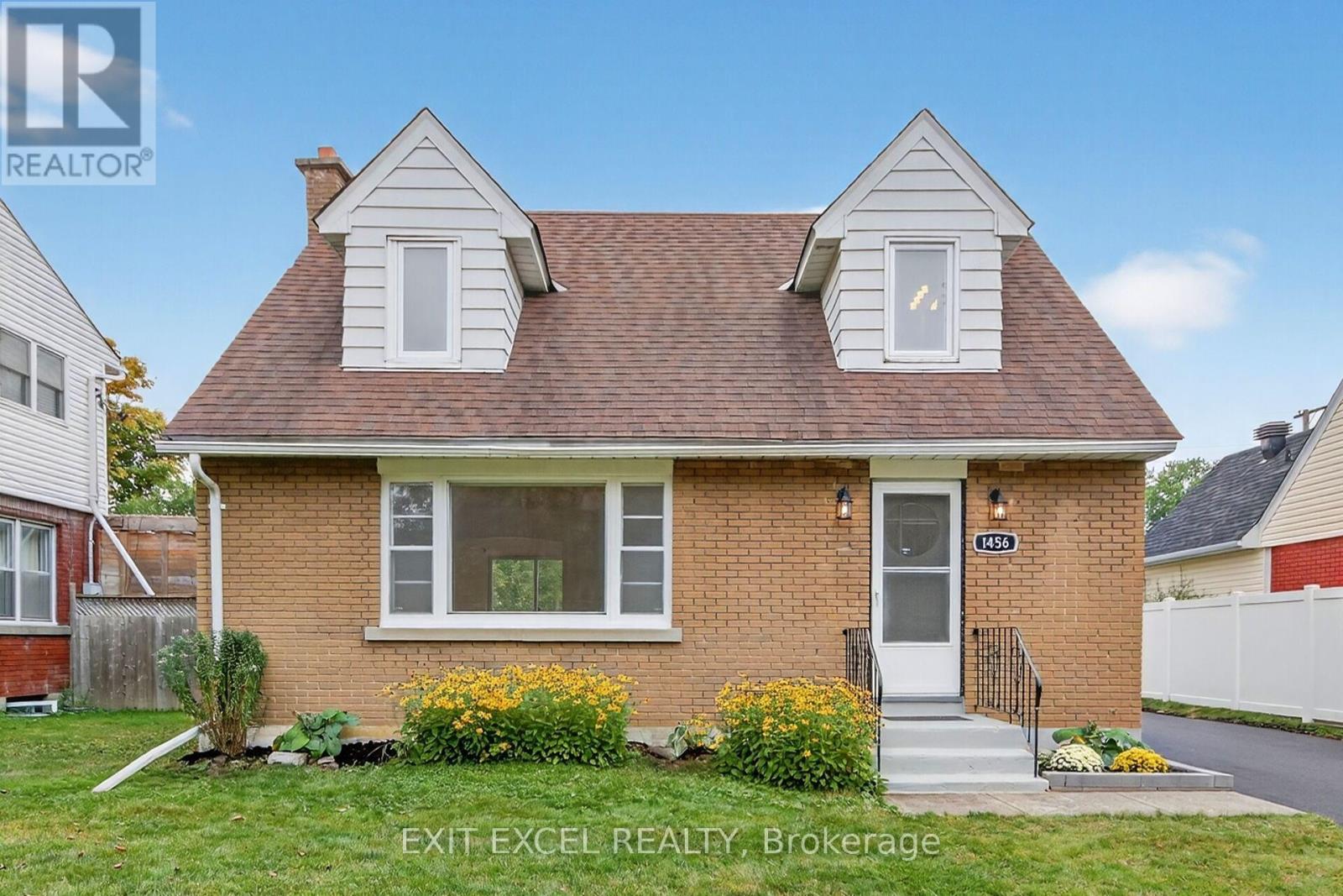1456 Larose Avenue, Ottawa, Ontario  K1Z 7X8 - Photo 2 - X12425800