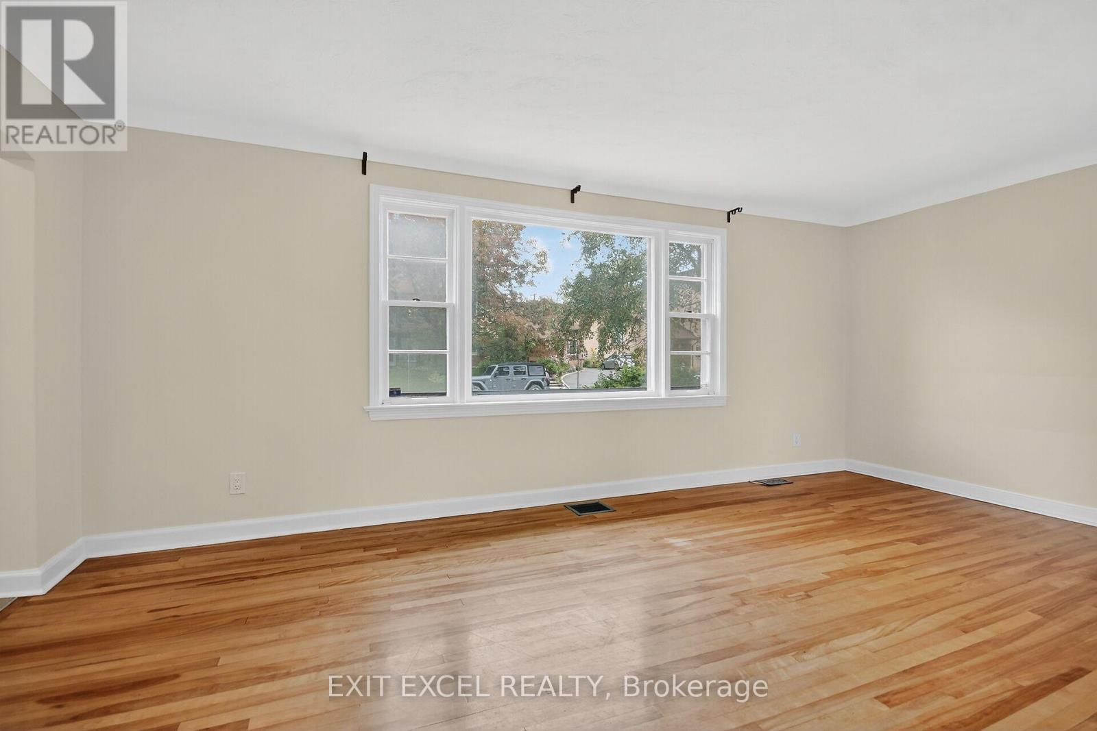 1456 Larose Avenue, Ottawa, Ontario  K1Z 7X8 - Photo 5 - X12425800