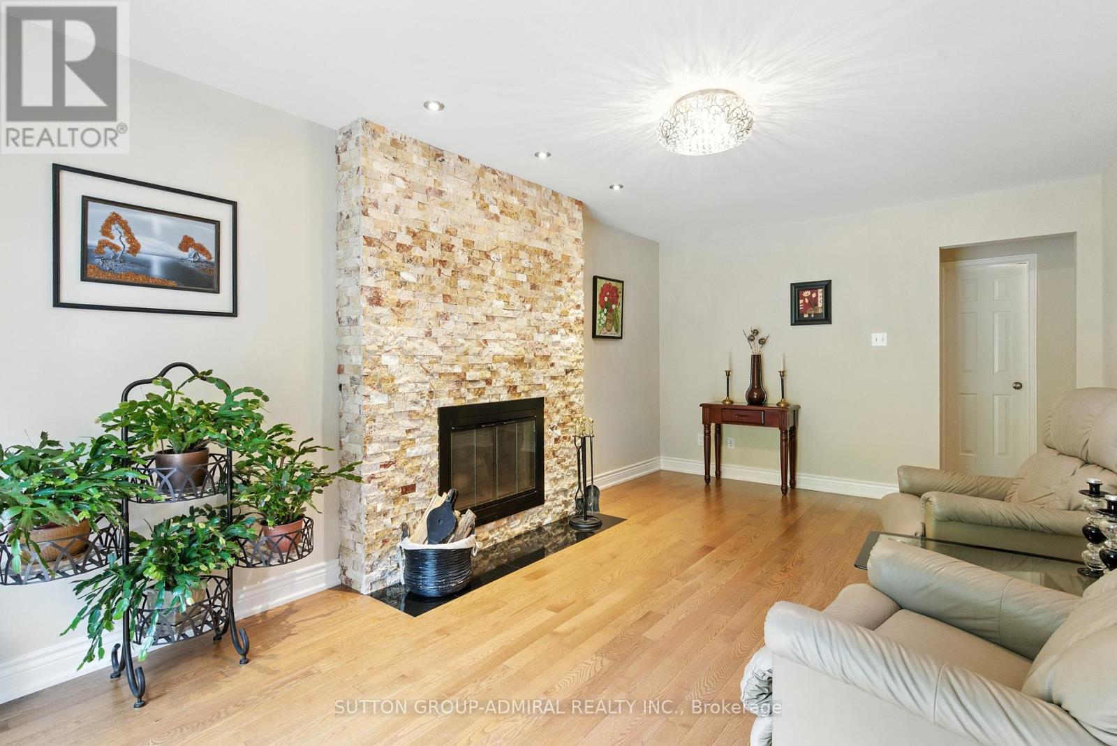 4 Mair Court, Richmond Hill, Ontario  L4C 7S1 - Photo 10 - N12425558