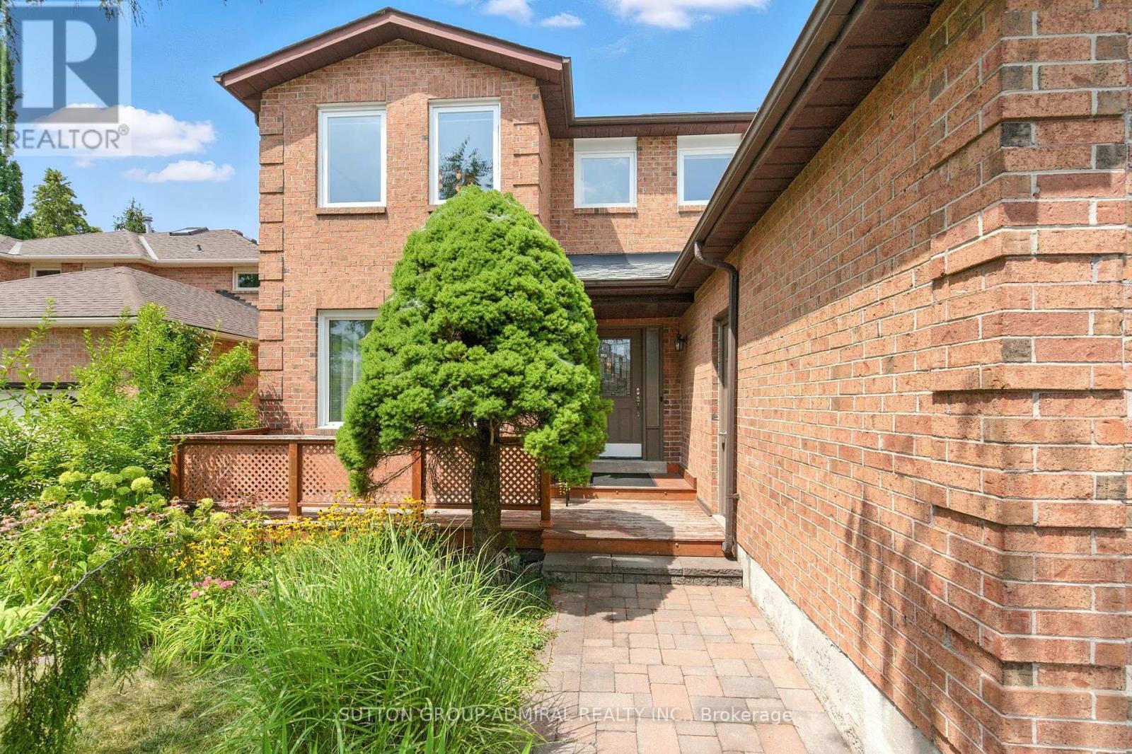 4 Mair Court, Richmond Hill, Ontario  L4C 7S1 - Photo 2 - N12425558