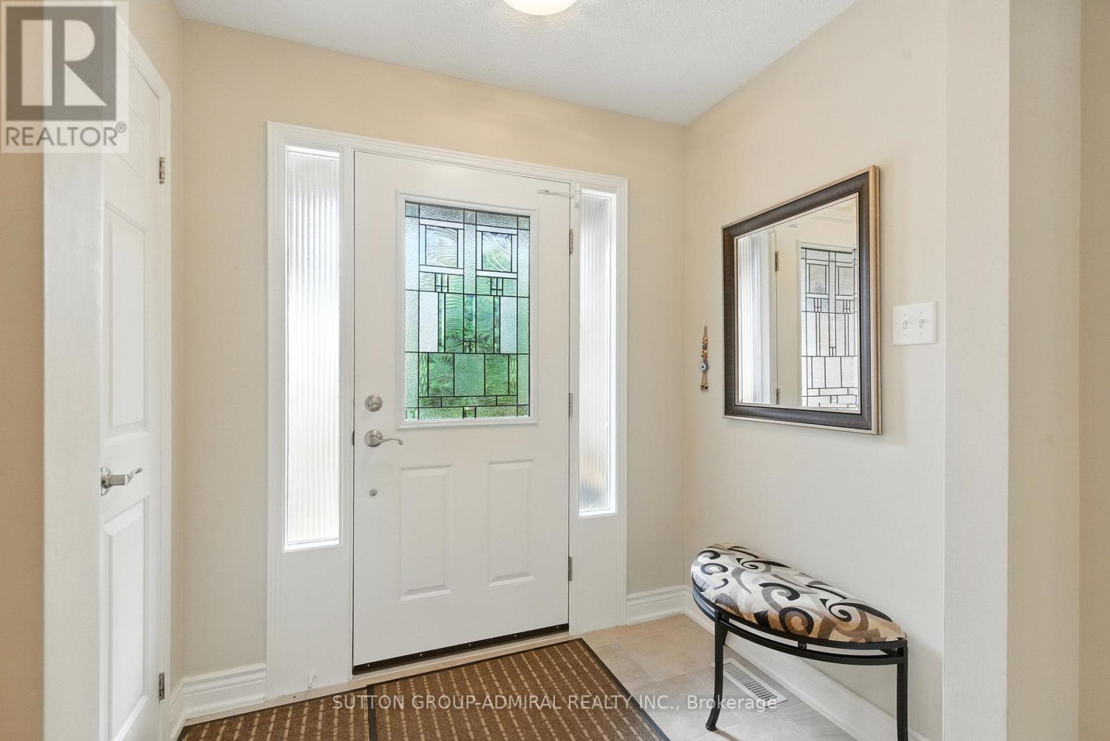 4 Mair Court, Richmond Hill, Ontario  L4C 7S1 - Photo 3 - N12425558