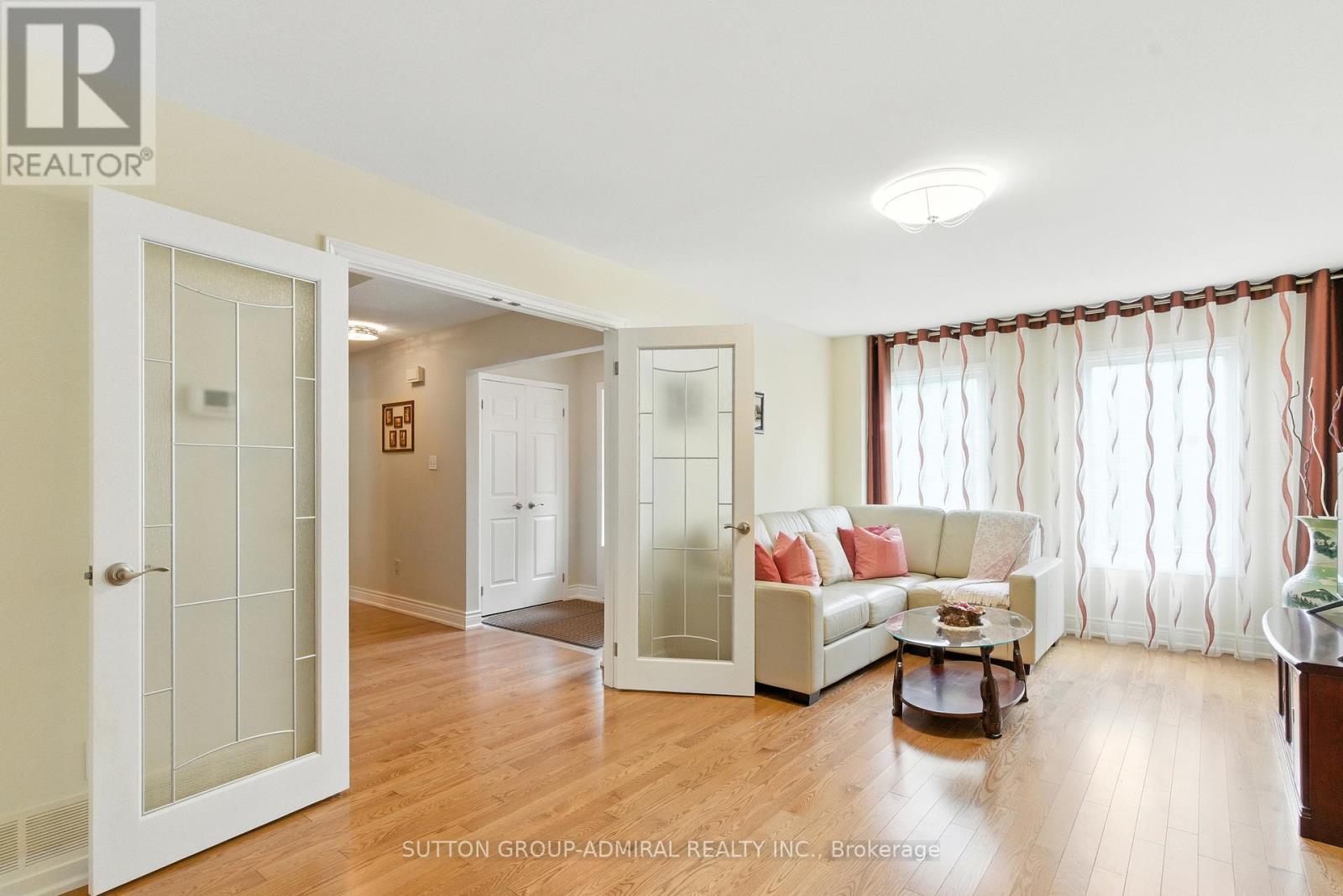 4 Mair Court, Richmond Hill, Ontario  L4C 7S1 - Photo 4 - N12425558