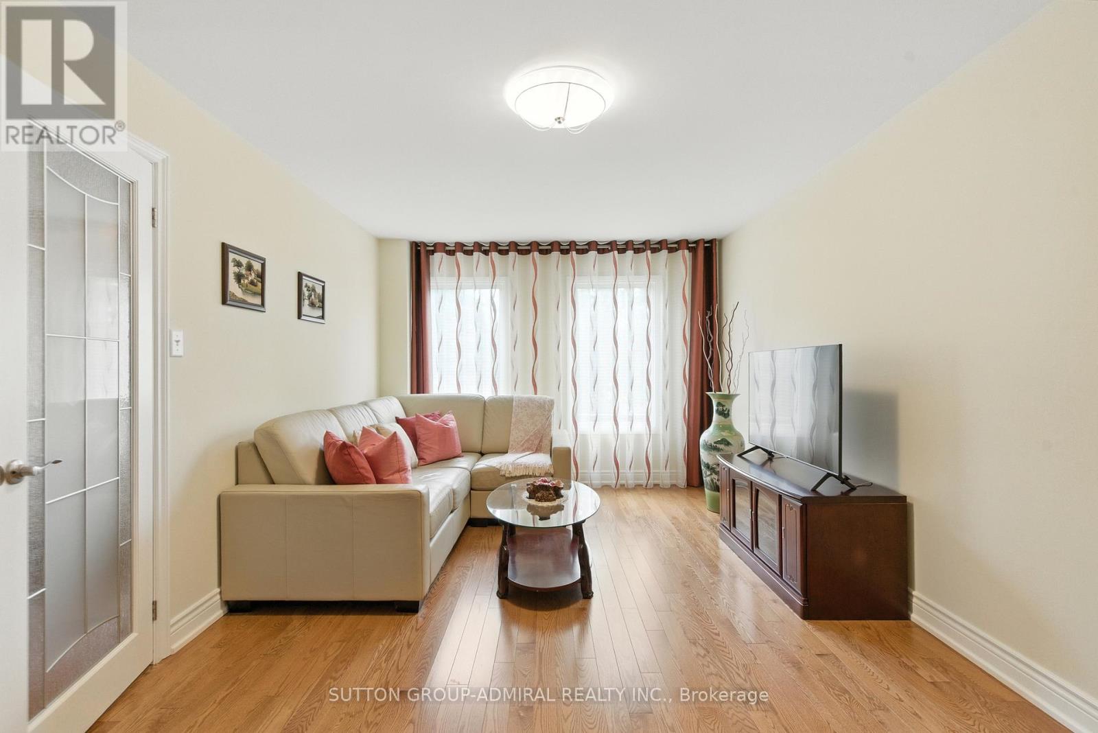 4 Mair Court, Richmond Hill, Ontario  L4C 7S1 - Photo 5 - N12425558