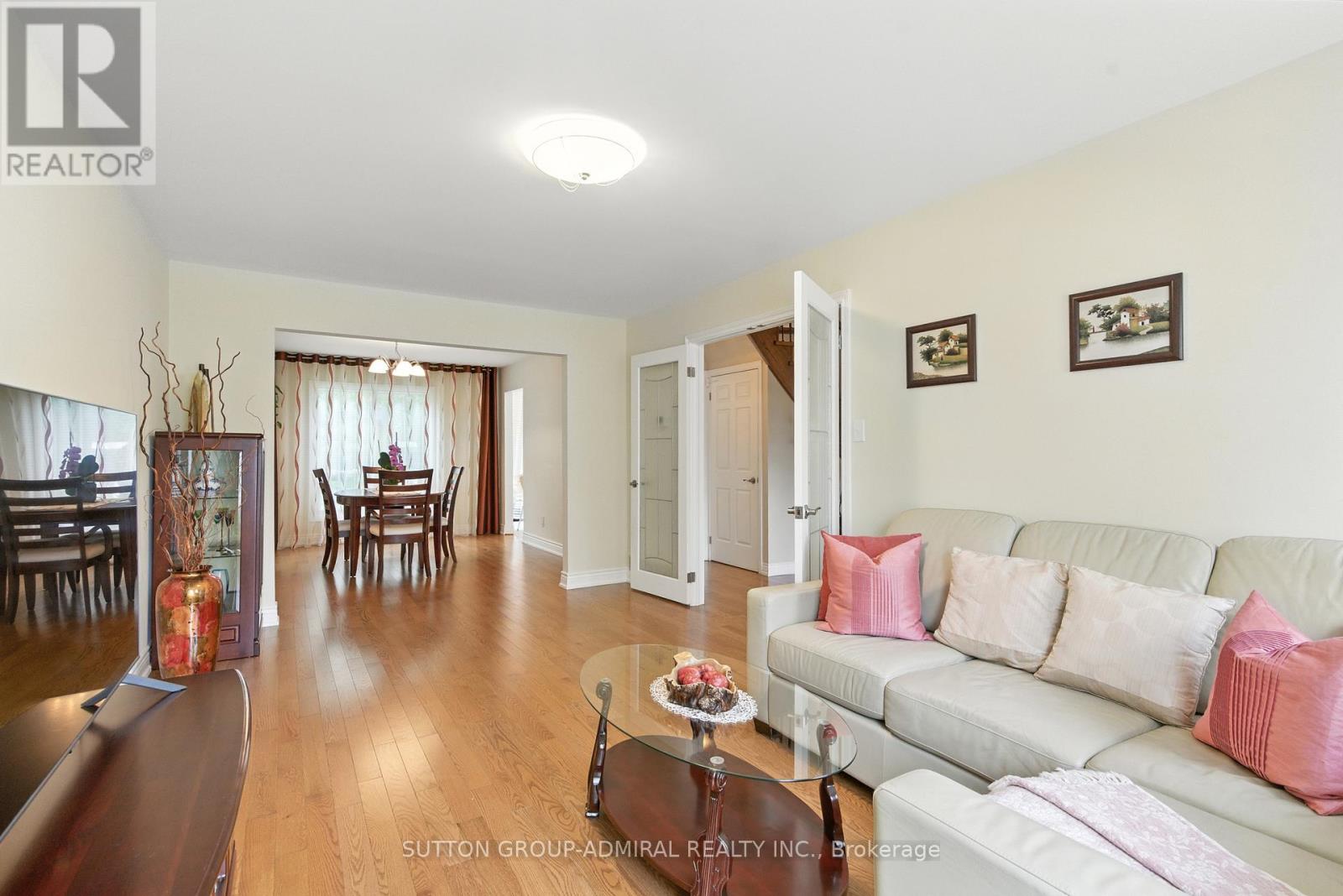 4 Mair Court, Richmond Hill, Ontario  L4C 7S1 - Photo 6 - N12425558