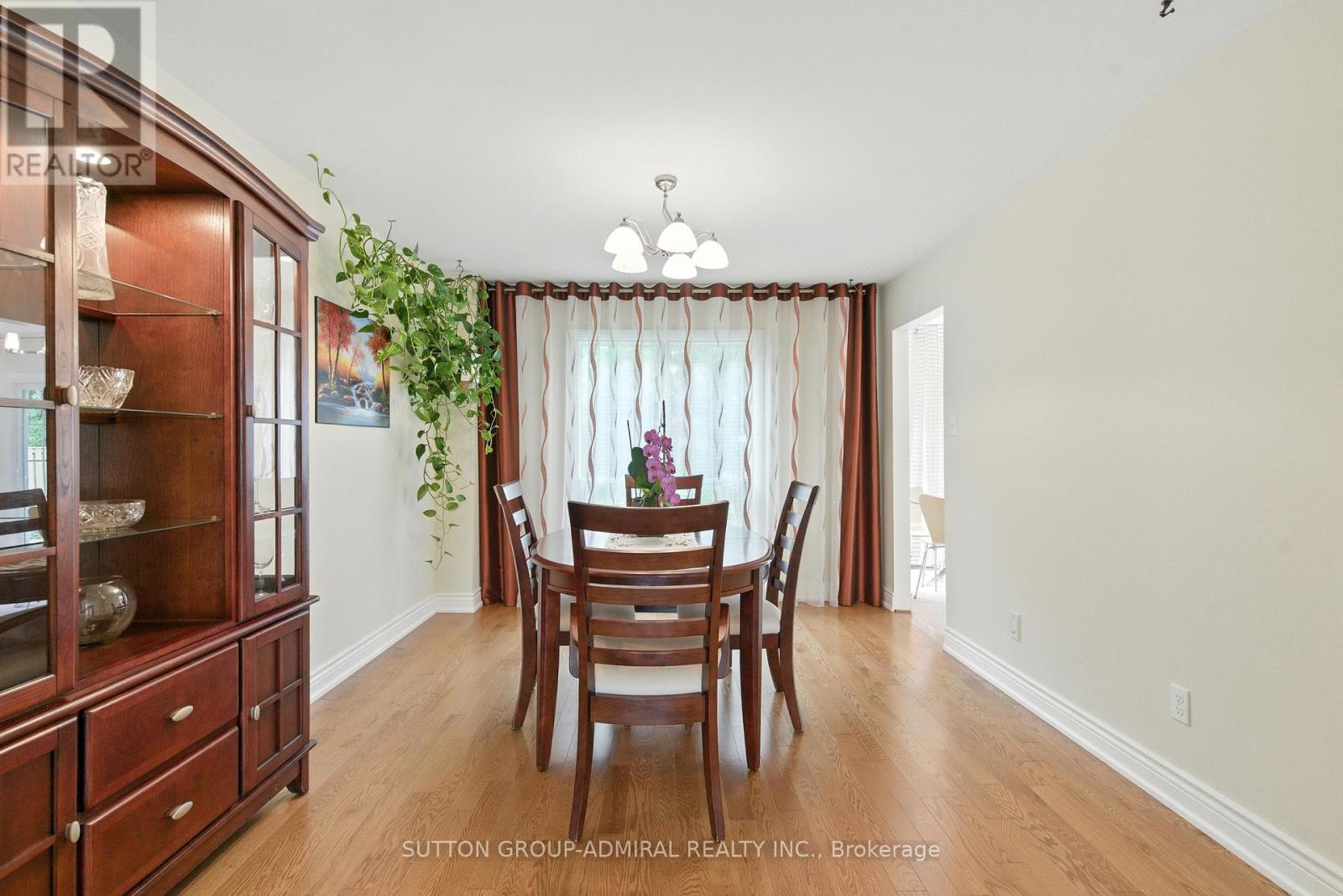 4 Mair Court, Richmond Hill, Ontario  L4C 7S1 - Photo 7 - N12425558