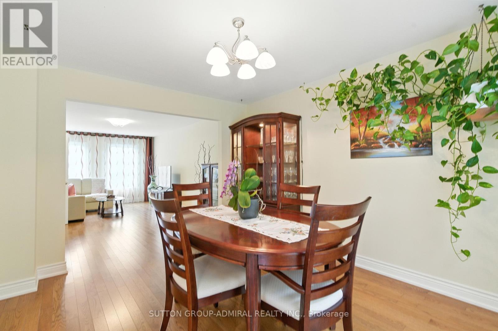 4 Mair Court, Richmond Hill, Ontario  L4C 7S1 - Photo 8 - N12425558