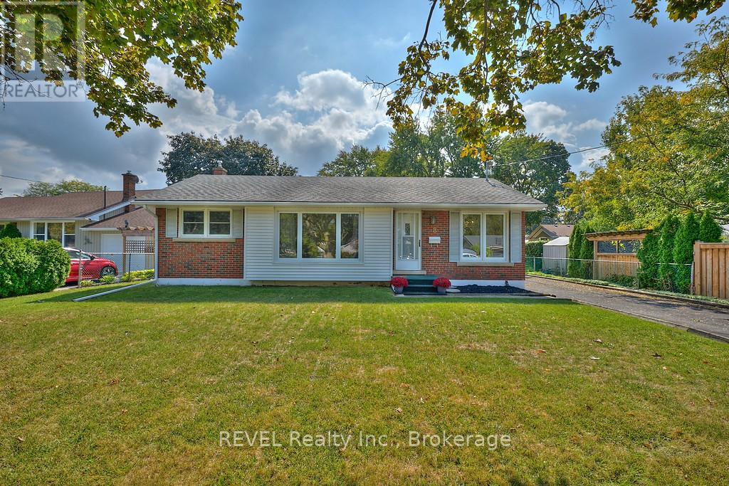 8 Harbour Road, St. Catharines, Ontario  L2N 2R7 - Photo 1 - X12425644