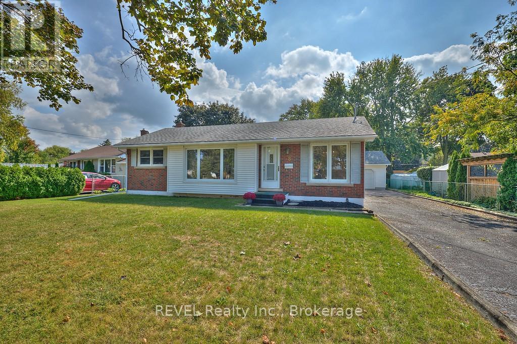 8 Harbour Road, St. Catharines, Ontario  L2N 2R7 - Photo 2 - X12425644