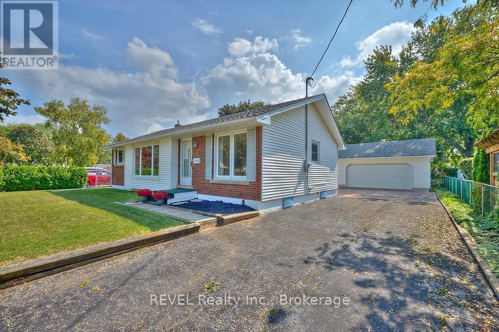 8 Harbour Road, St. Catharines, Ontario  L2N 2R7 - Photo 3 - X12425644