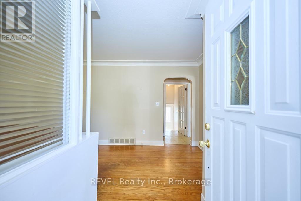 8 Harbour Road, St. Catharines, Ontario  L2N 2R7 - Photo 5 - X12425644