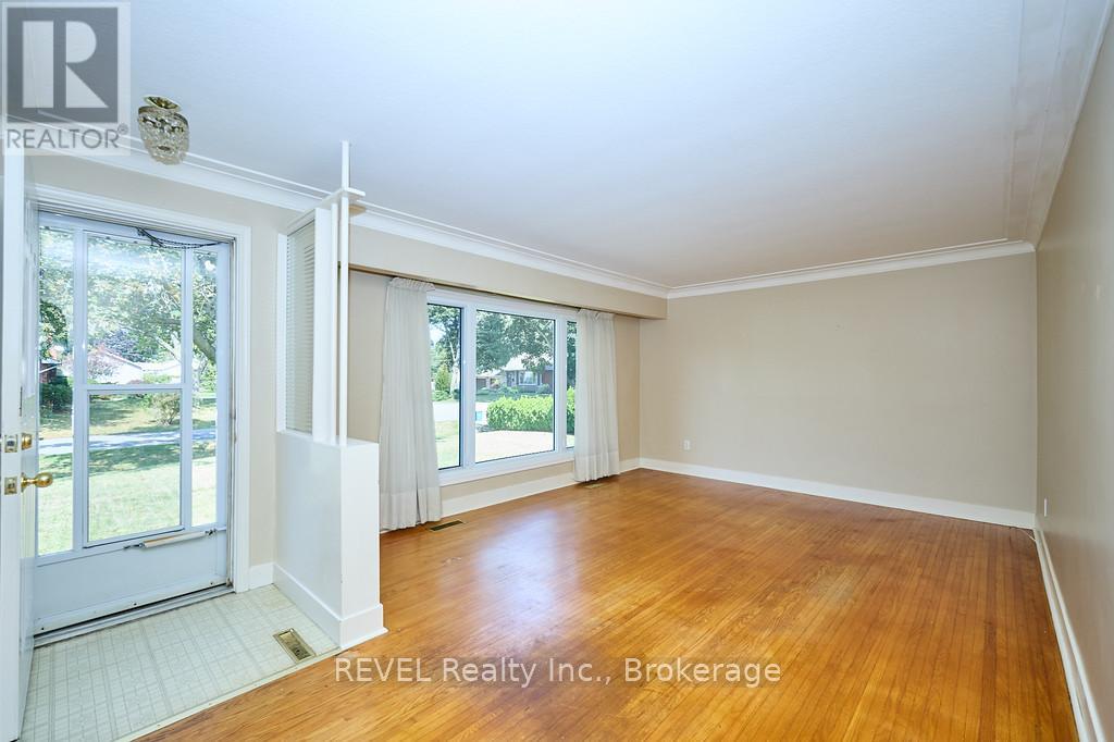 8 Harbour Road, St. Catharines, Ontario  L2N 2R7 - Photo 6 - X12425644