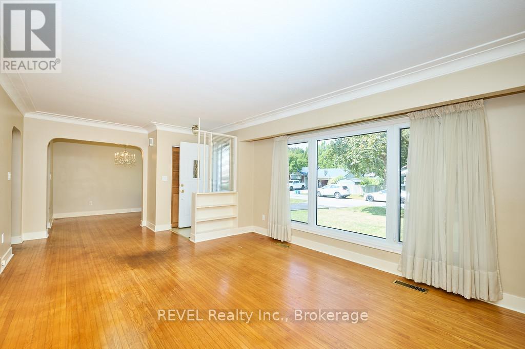 8 Harbour Road, St. Catharines, Ontario  L2N 2R7 - Photo 7 - X12425644