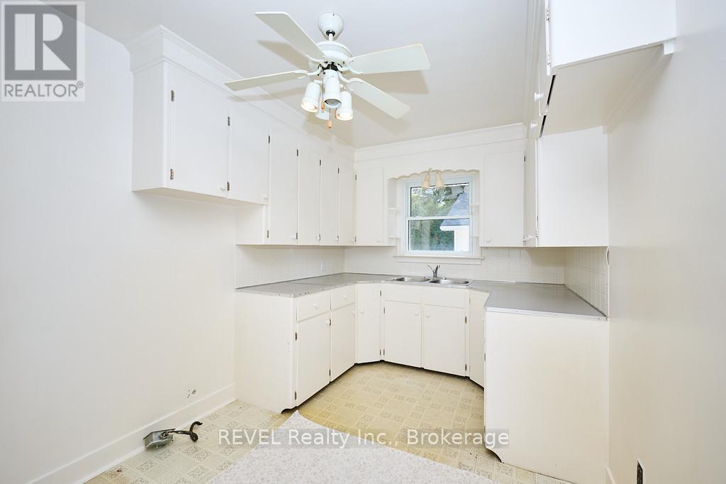 8 Harbour Road, St. Catharines, Ontario  L2N 2R7 - Photo 9 - X12425644
