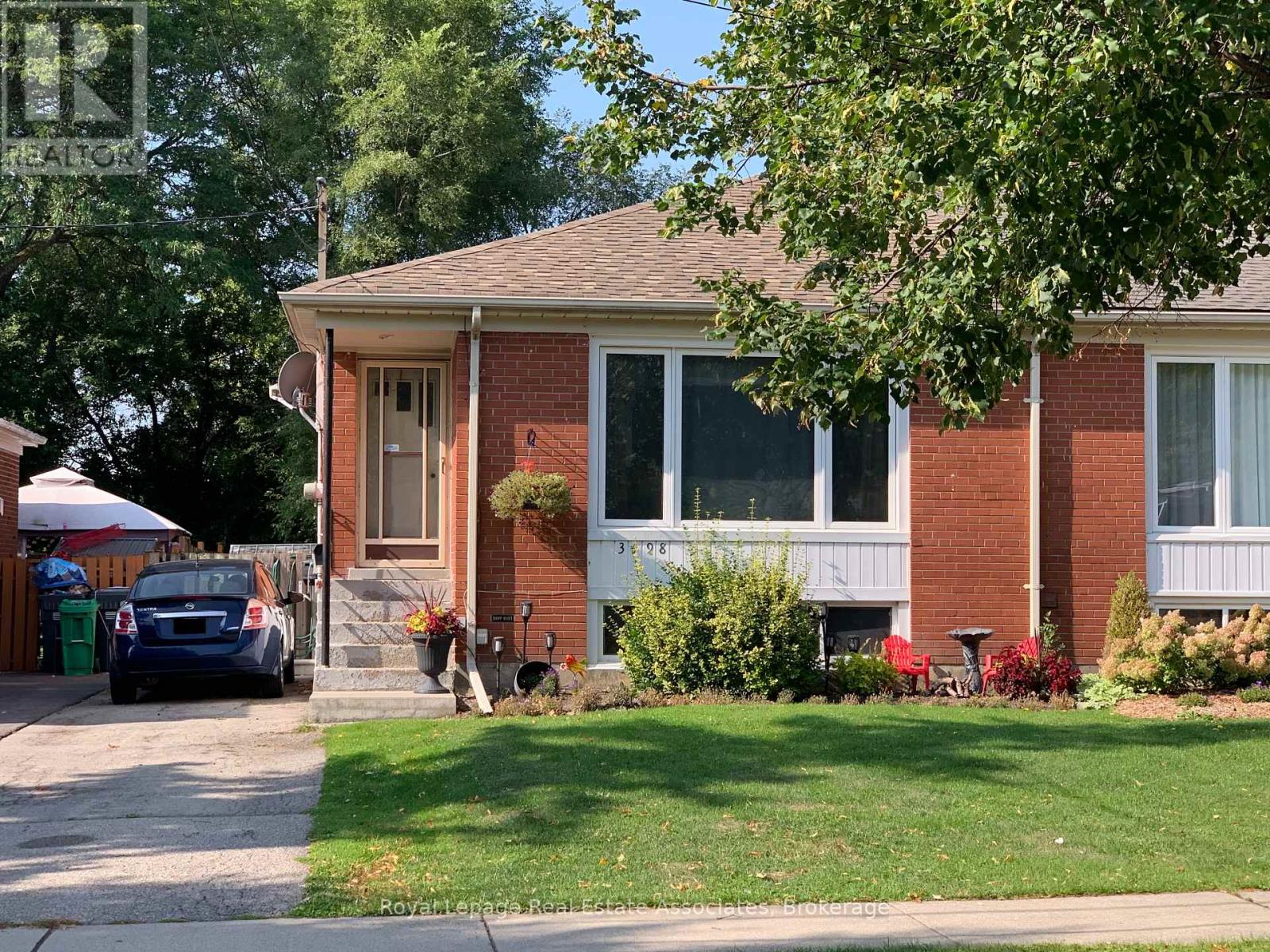 3498 Ashcroft Crescent, Mississauga, Ontario  L5C 2E7 - Photo 2 - W12425567