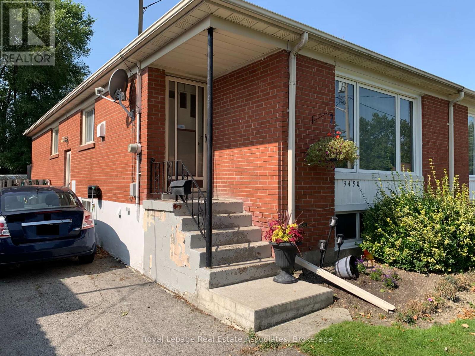 3498 Ashcroft Crescent, Mississauga, Ontario  L5C 2E7 - Photo 3 - W12425567