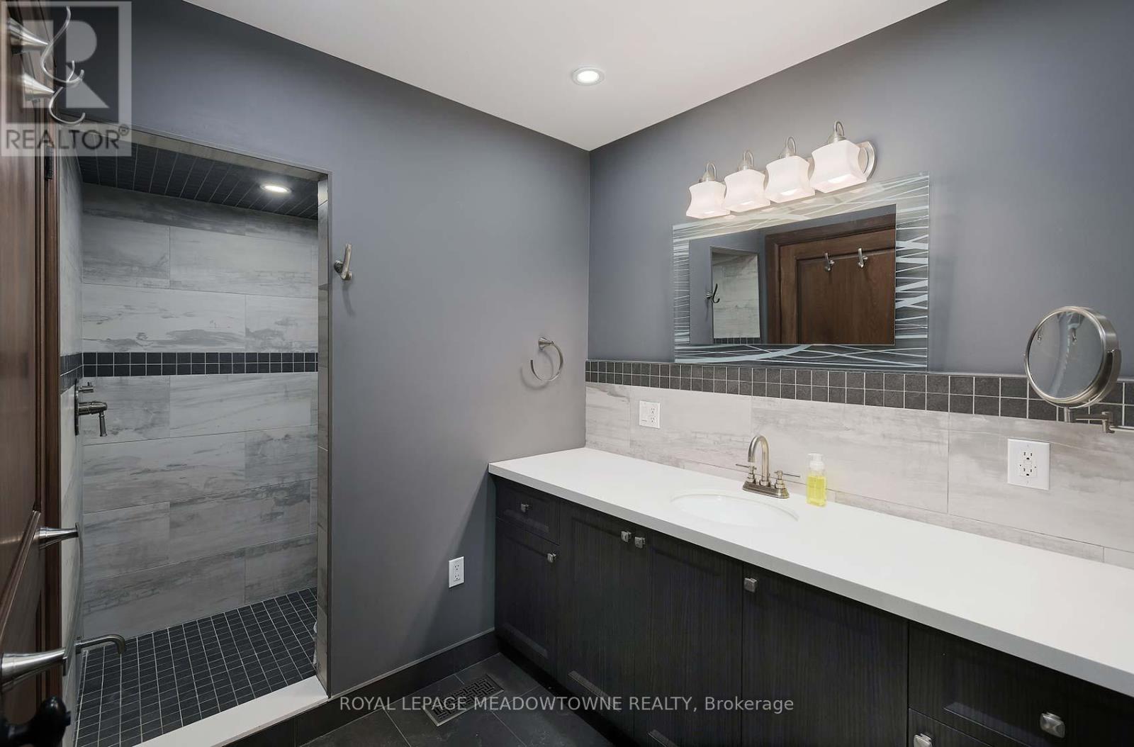 307 Queen Street S, Mississauga, Ontario  L5M 1L9 - Photo 15 - W12425587