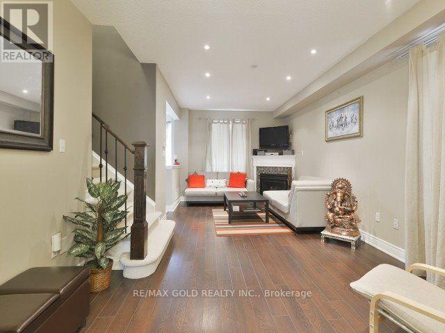 49 Pergola Way, Brampton, Ontario  L6Y 5N1 - Photo 5 - W12425597
