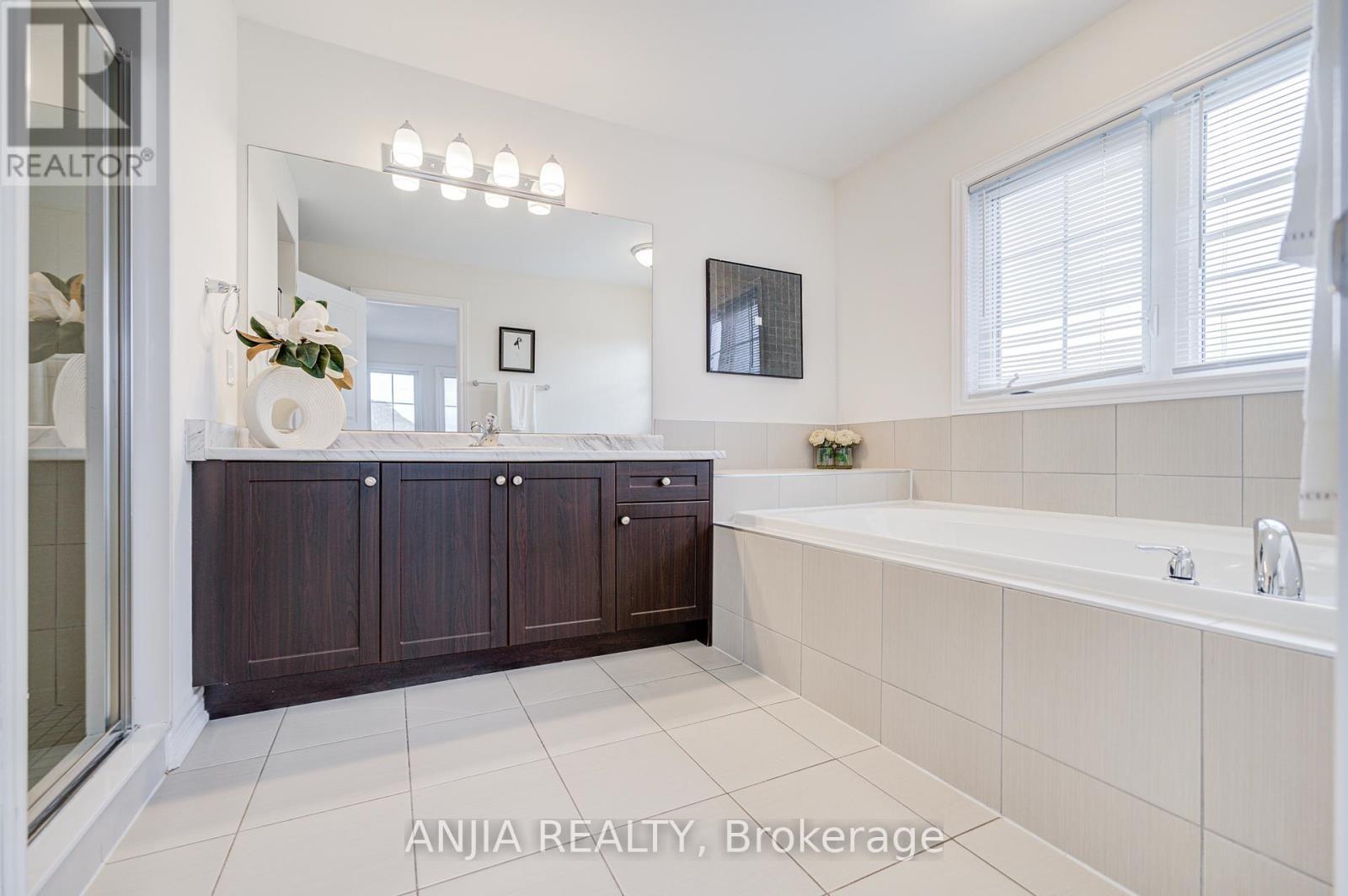 1 Bellflower Lane, Richmond Hill, Ontario  L4E 1E7 - Photo 34 - N12411983