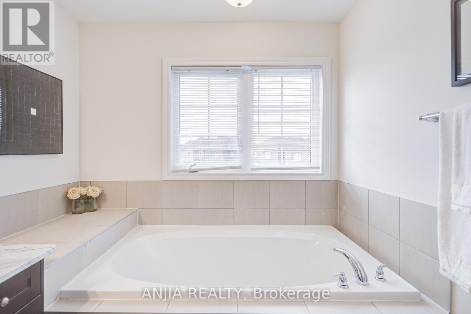 1 Bellflower Lane, Richmond Hill, Ontario  L4E 1E7 - Photo 35 - N12411983