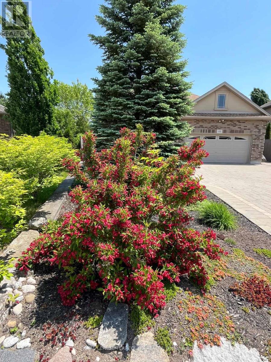 98 Michael Drive, Welland, Ontario  L3C 0A7 - Photo 3 - X12425601
