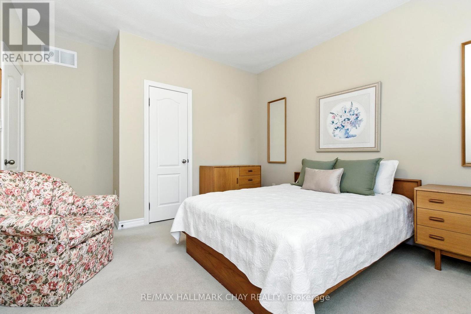 32 Valleycrest Drive, Oro-Medonte, Ontario  L0L 2L0 - Photo 22 - S12360910