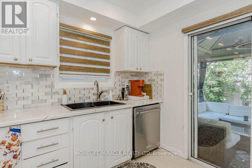 6593 Edenwood Drive, Mississauga, Ontario  L5N 3E9 - Photo 13 - W12329014
