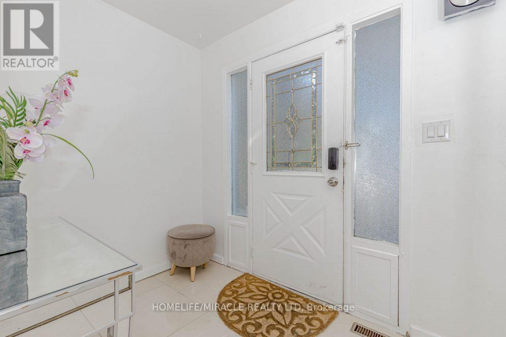 6593 Edenwood Drive, Mississauga, Ontario  L5N 3E9 - Photo 3 - W12329014