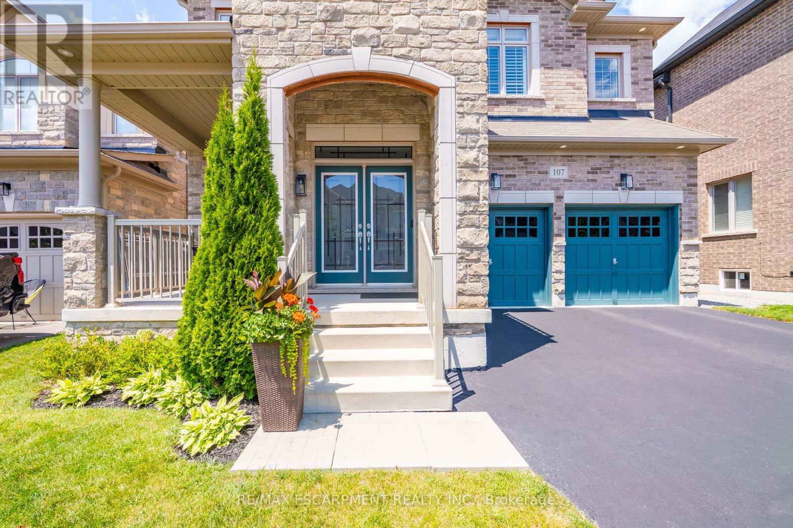 107 Avanti Crescent, Hamilton, Ontario  L8B 1W7 - Photo 2 - X12395672