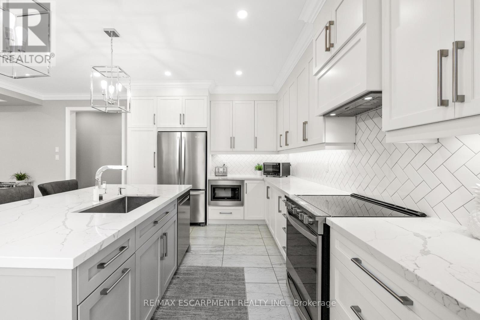 107 Avanti Crescent, Hamilton, Ontario  L8B 1W7 - Photo 16 - X12395672