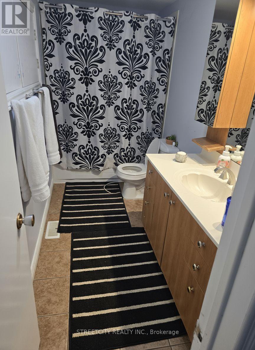 993 Osgoode Drive, London South (South Y), Ontario  N6E 1C9 - Photo 7 - X12340095