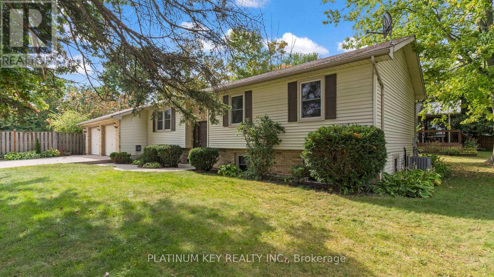688 John Street, Strathroy-Caradoc, Ontario  N0L 1W0 - Photo 2 - X12425872