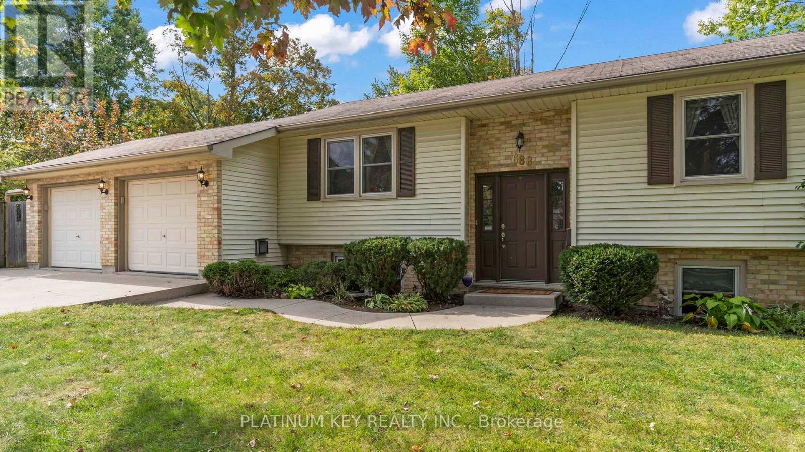 688 John Street, Strathroy-Caradoc, Ontario  N0L 1W0 - Photo 3 - X12425872