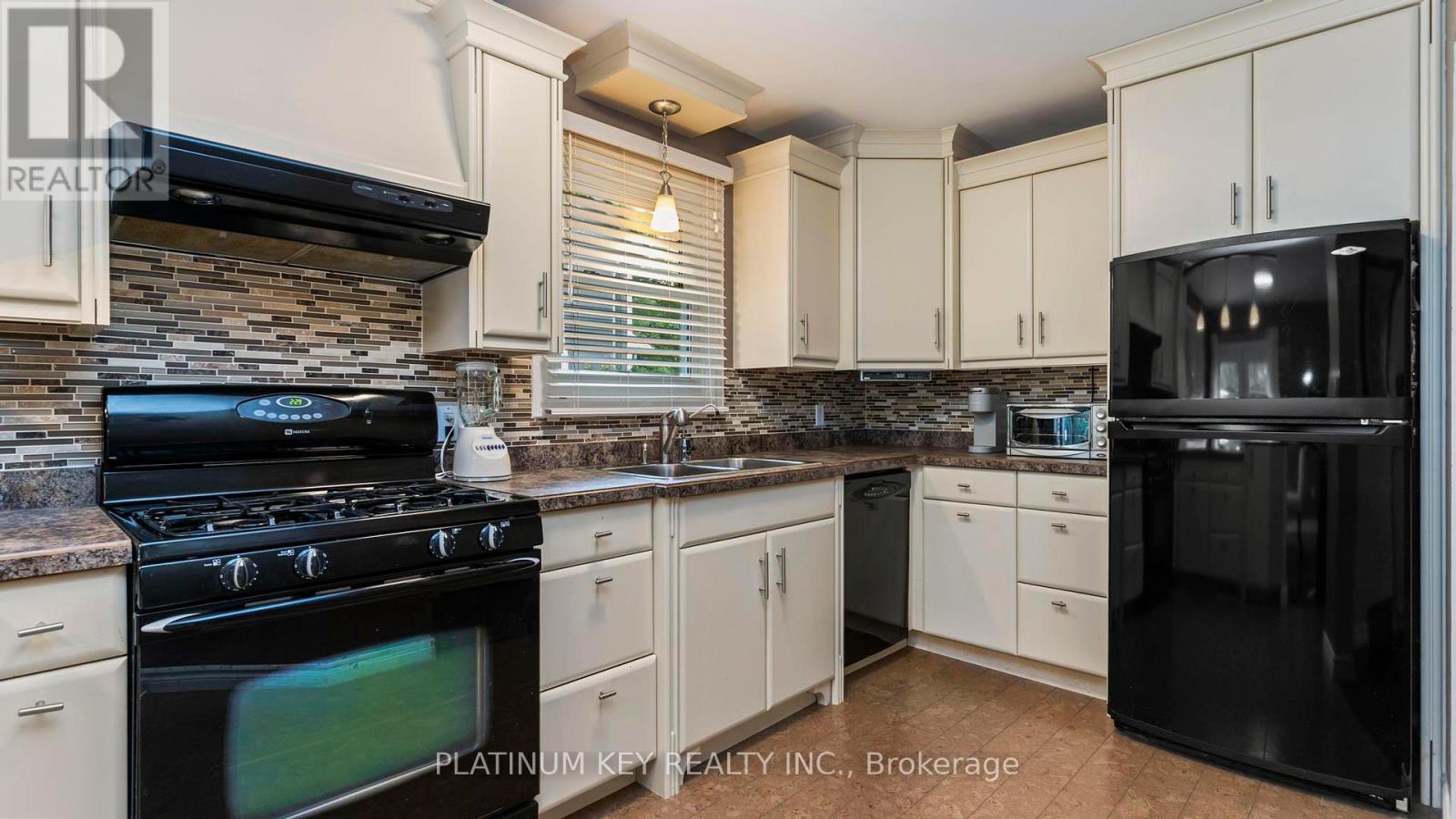 688 John Street, Strathroy-Caradoc, Ontario  N0L 1W0 - Photo 6 - X12425872