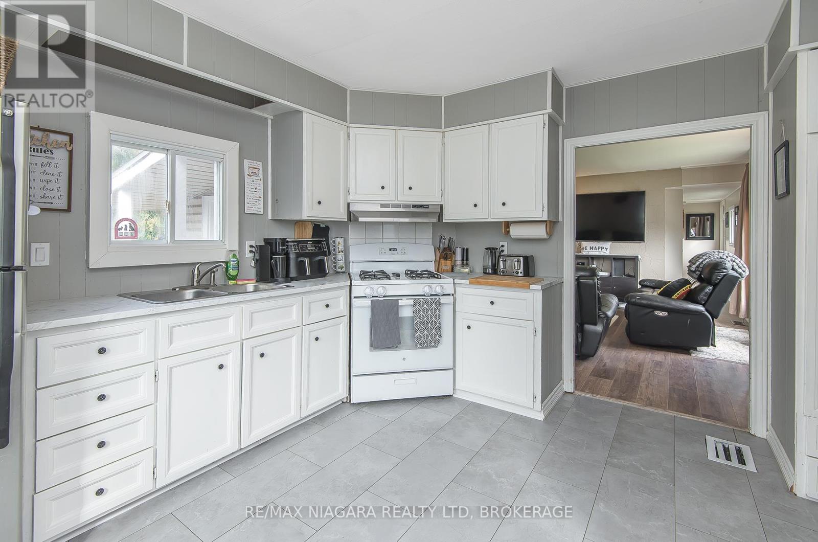 4599 Abigail Lane, Lincoln (Beamsville), Ontario  L3J 0W1 - Photo 10 - X12425918